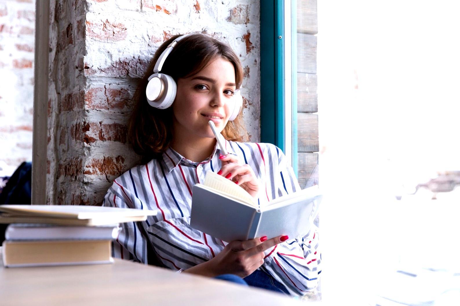 Consultant analysant des données financières sur plusieurs écrans