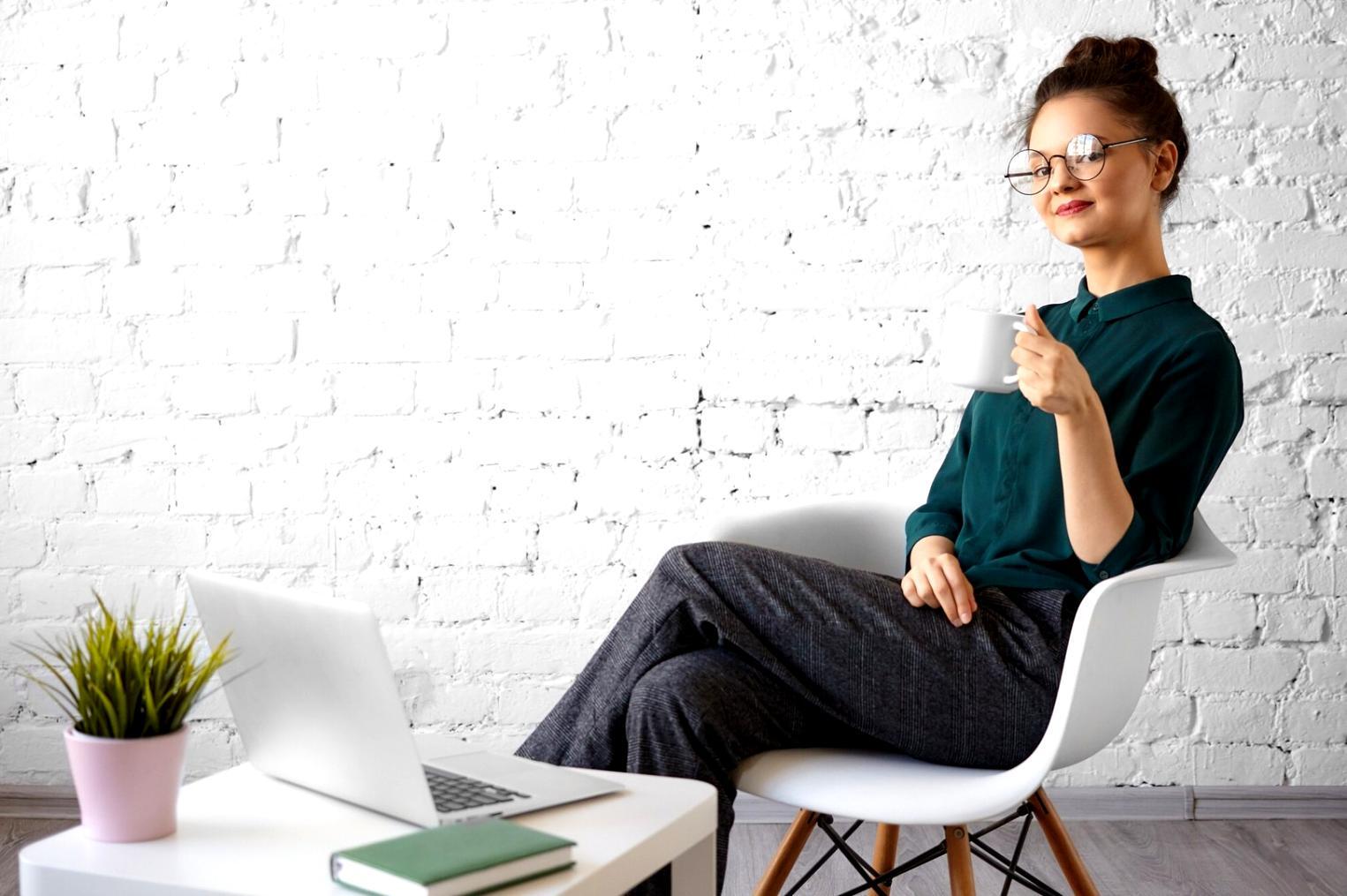Vue extérieure du bureau miralothen à Tours, montrant l'entrée principale et l'environnement professionnel